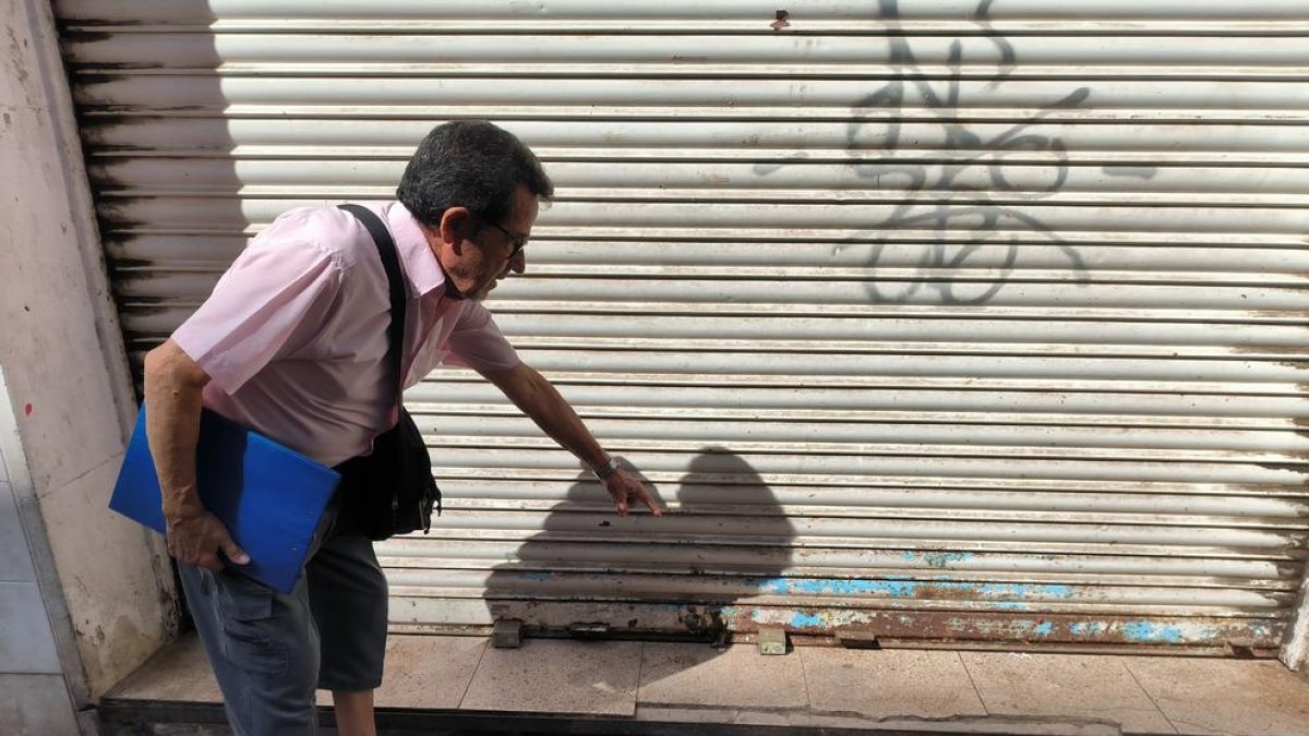 La AV Joan Prim de Reus exige que se limpie el interior y la persiana de su local