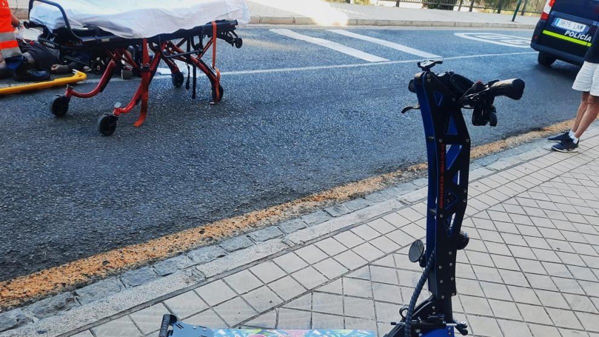 Mor un jove després de caure amb un patinet elèctric que arribaria als 120 km per hora