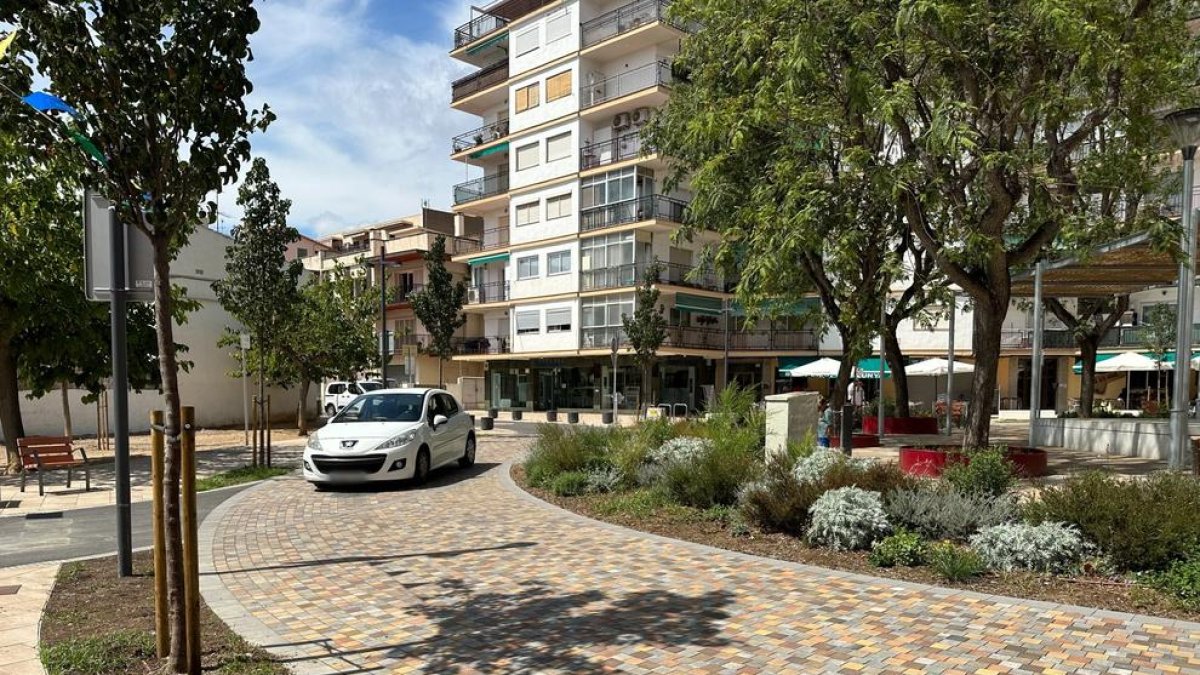 La plaça de Catalunya de Torredembarra es reobre al trànsit només per a residents i serveis autoritzats