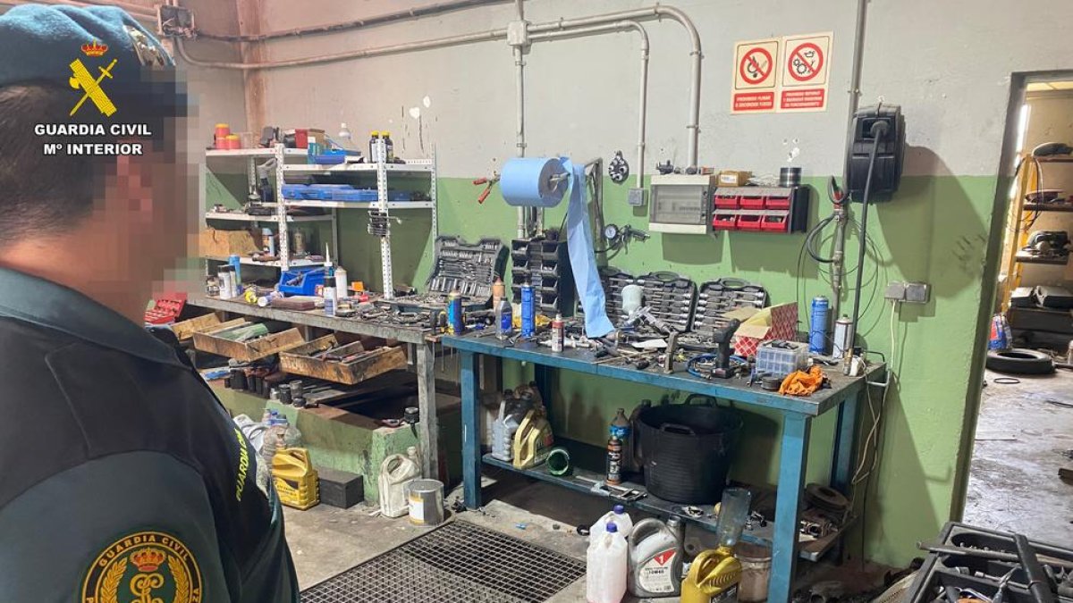 Localizan un taller mecánico ilegal dentro de una nave industrial en Amposta