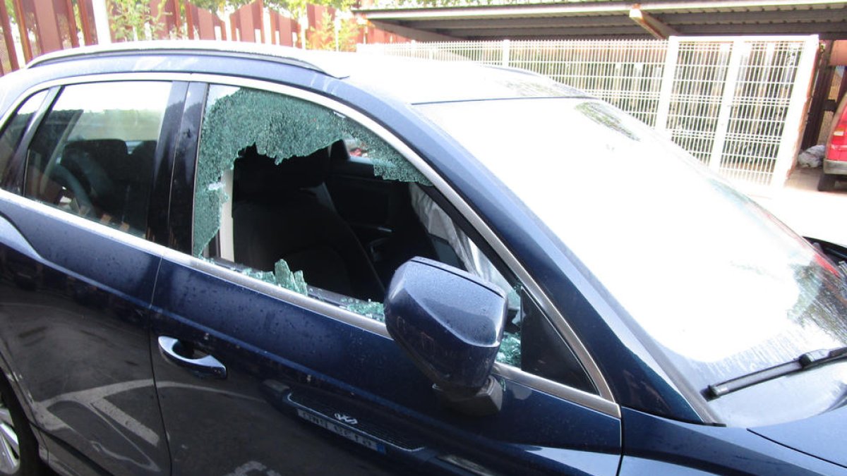 Un ladrón hace caer de la moto a un policía que lo perseguía por haber robado en un coche