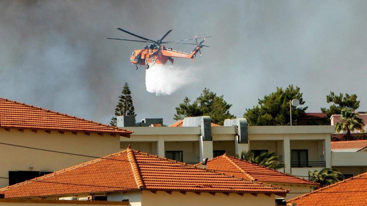 Més de 2.000 evacuats per mar a l'illa grega de Rodes per un incendi forestal