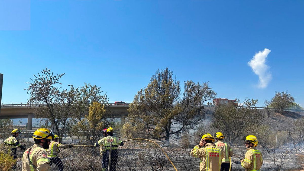 Ocho dotaciones de los Bomberos trabajan en un incendio en el arcén de la AP-2 en el Pla de Santa Maria