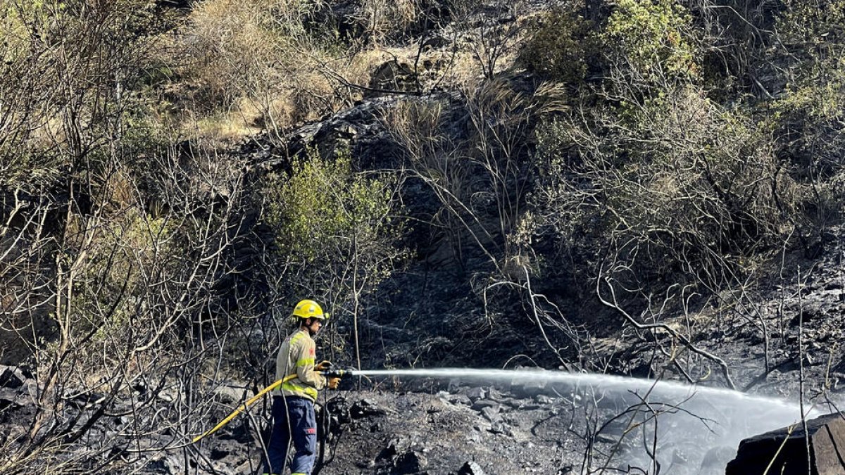 Extinguido el incendio de Cervelló que confinó una urbanización