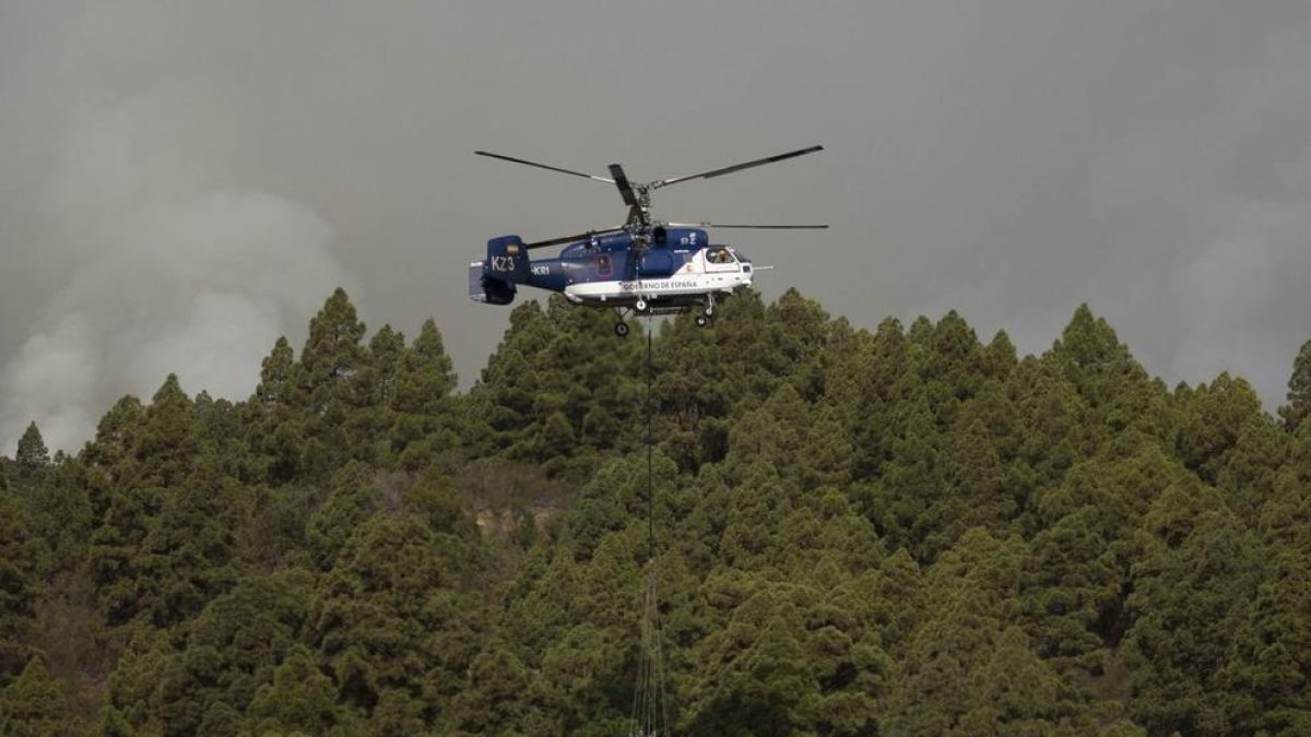 Tenerife: Apedreguen i deixen inutilitzable un helicòpter apagafocs a Tenerife mentre recollia aigua