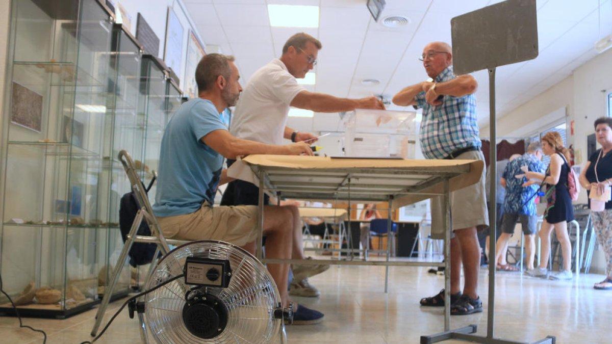 Ventiladors, ventalls, aires condicionats i molta aigua, ptotagonistes de la jornada electoral a Tarragona