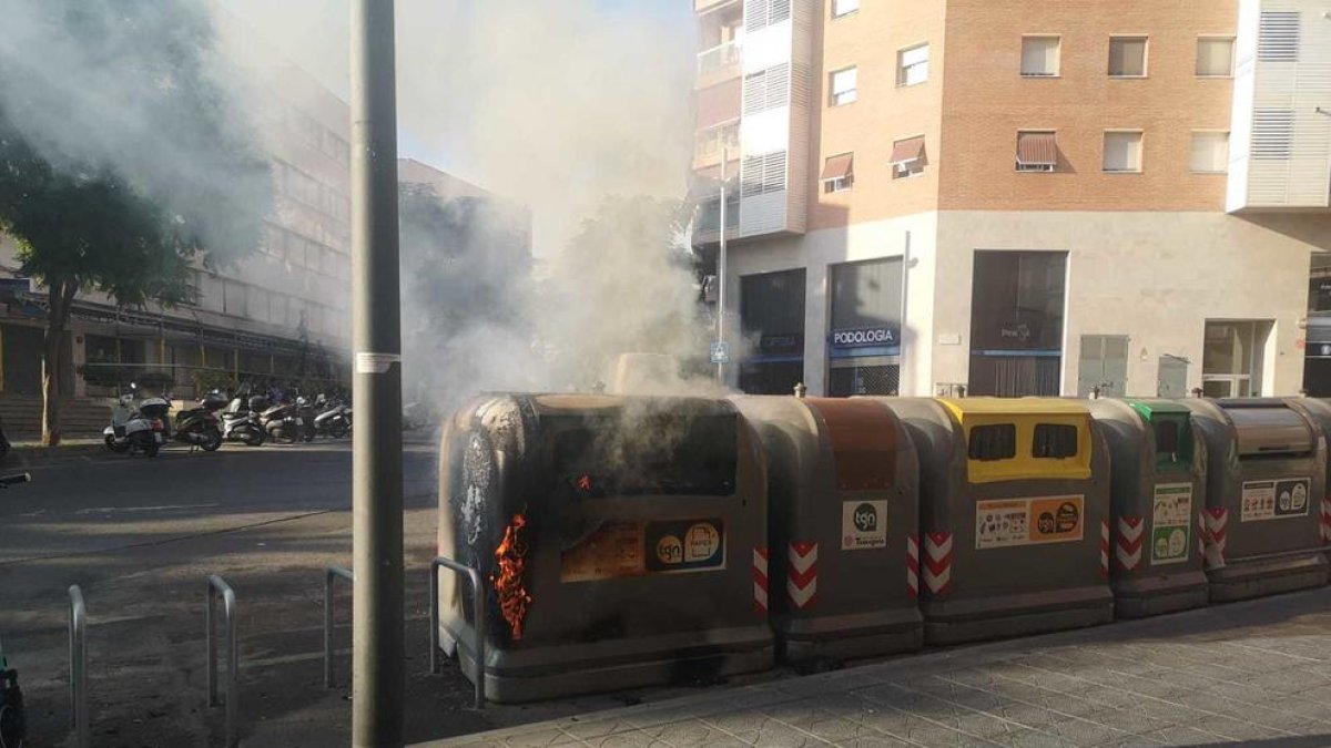 Crema un contenidor de paper i cartró al carrer Manuel de Falla de Tarragona