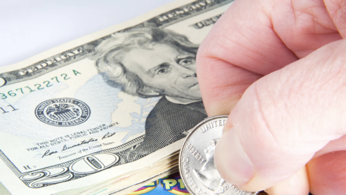 Un picor en las manos lleva a una mujer de California a ganar 917.425 euros en la lotería