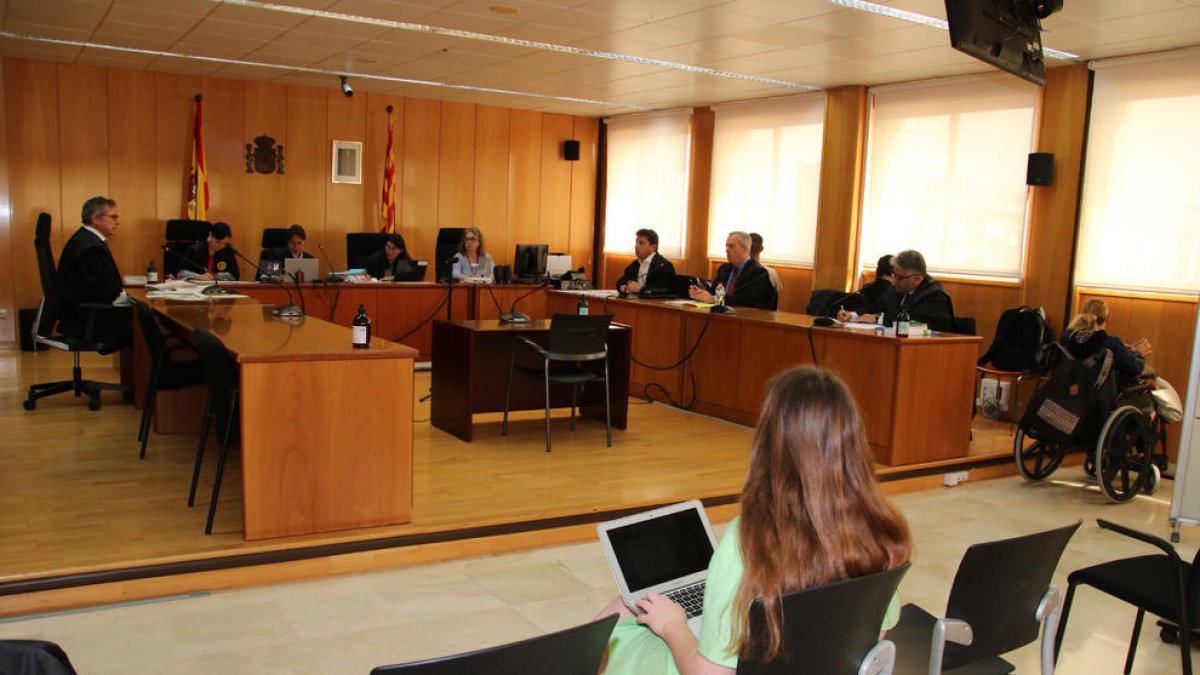 Jutgen tres persones acusades d'agredir sexualment una menor al Vendrell