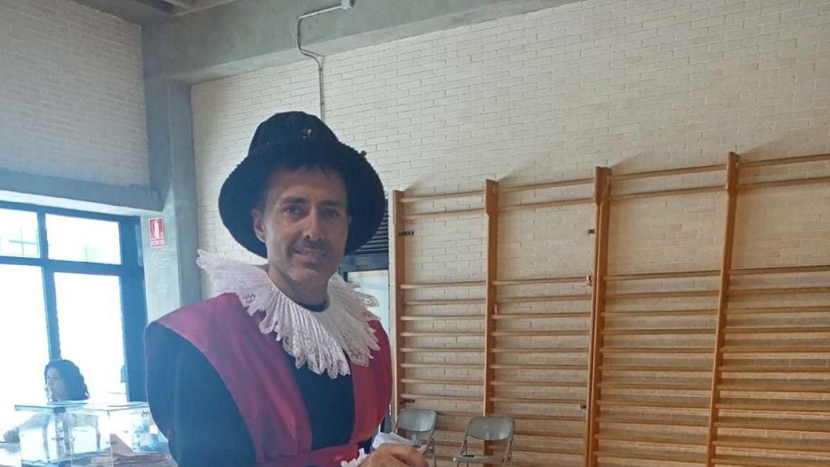 L'alcalde de Tortosa vota vestit del Renaixement i demana «no retrocedir en el temps»