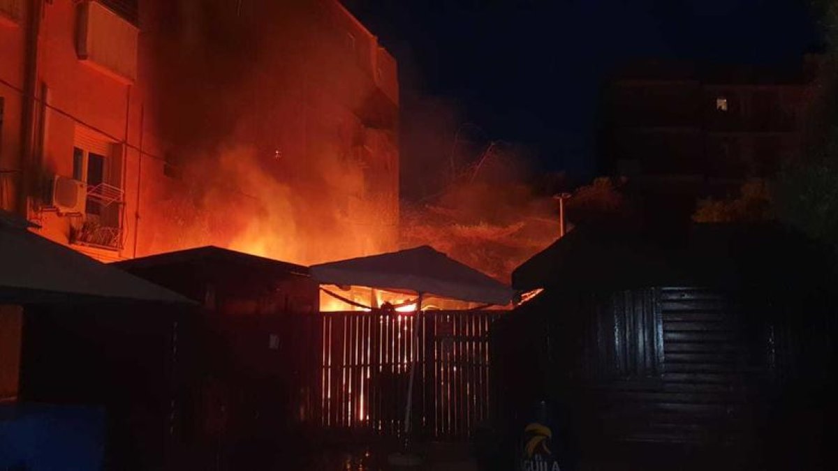 Desalojan varios vecinos por un incendio en una terraza de un bar en Torredembarra