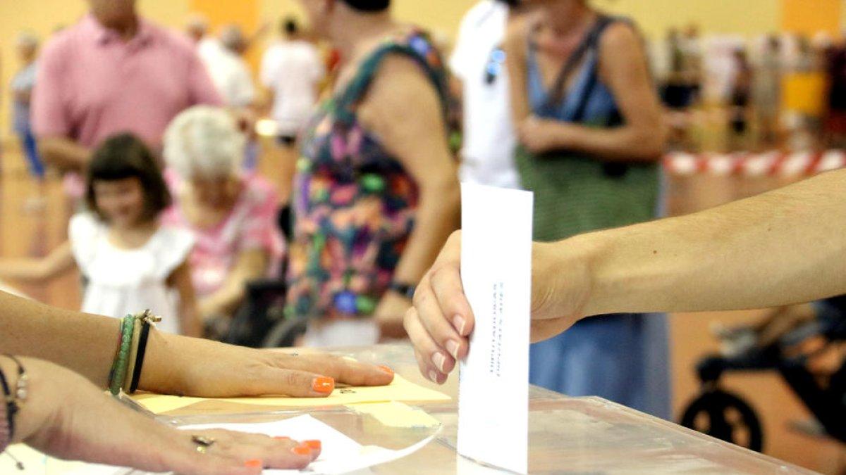 La participación en Cataluña se desploma once puntos hasta el 48,6% a las 18 horas