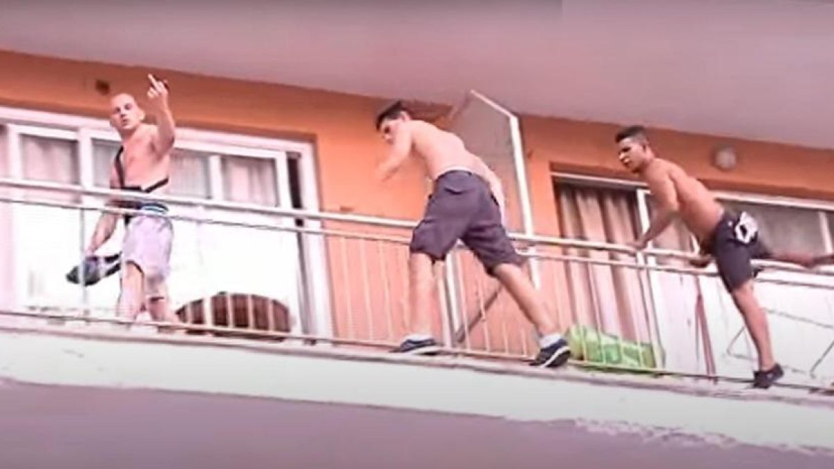Multen amb 36.000 euros a cinc turistes per fer 'balconing' a Magaluf
