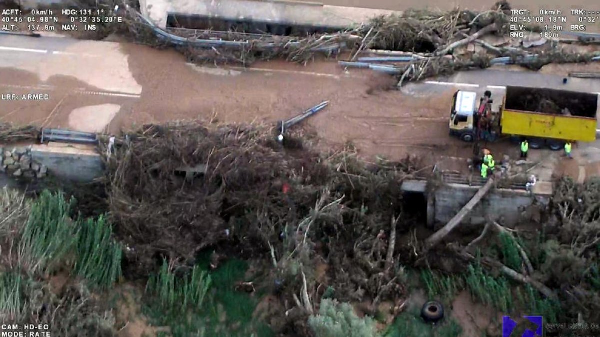 La C-12 segueix tallada entre Amposta i Tortosa pels aiguats però els Bombers redueixen els efectius a la zona