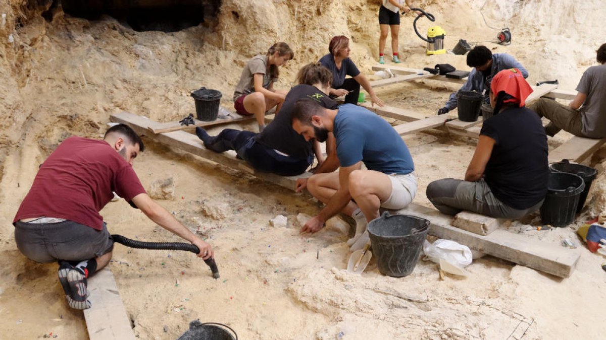 Un millar de restos en el Abric Romaní
