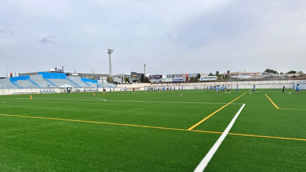 El campo de fútbol de Torredembarra estrena césped artificial