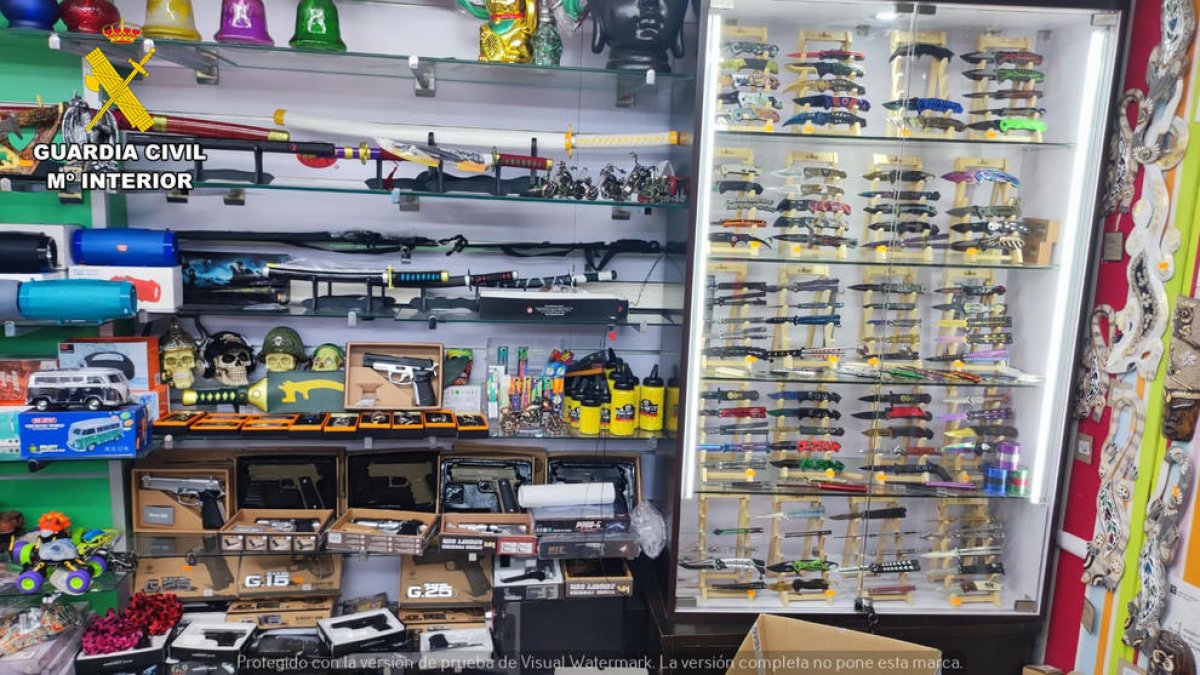 Intervienen varias réplicas de armas en varios establecimientos de Salou