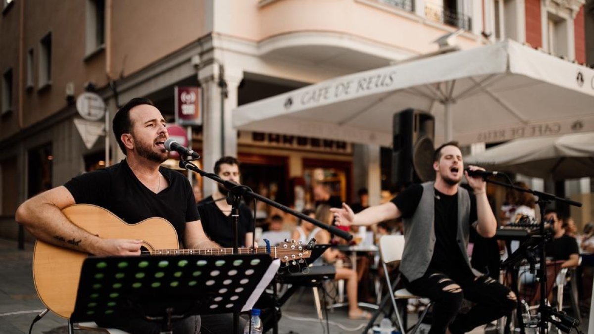 El grupo Cruzados cautiva la plaza del Mercadal con sus 'covers'