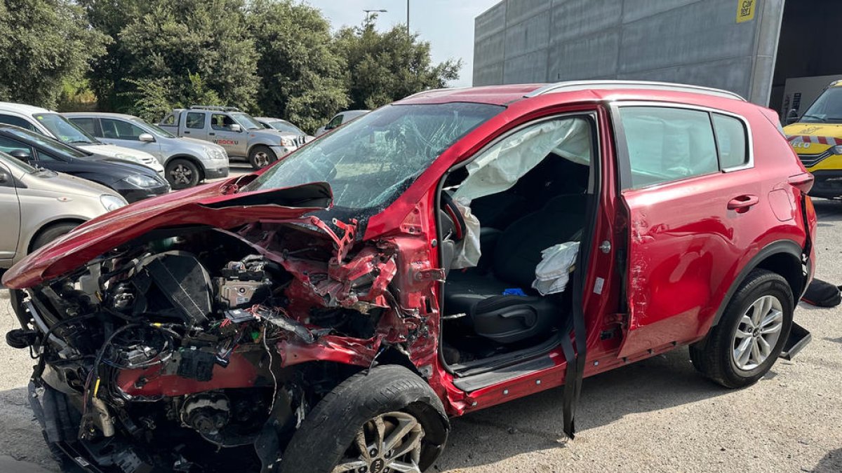 Girona: Una conductora de 41 anys mor en un xoc frontal causat per un cotxe que anava contra direcció