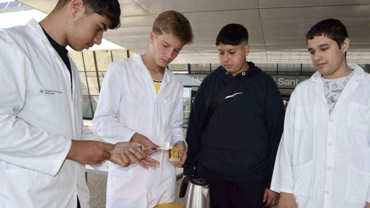 Alumnes de Reus fan activitats a l'Hospital Sant Joan per mostrar els perjudicis del tabac