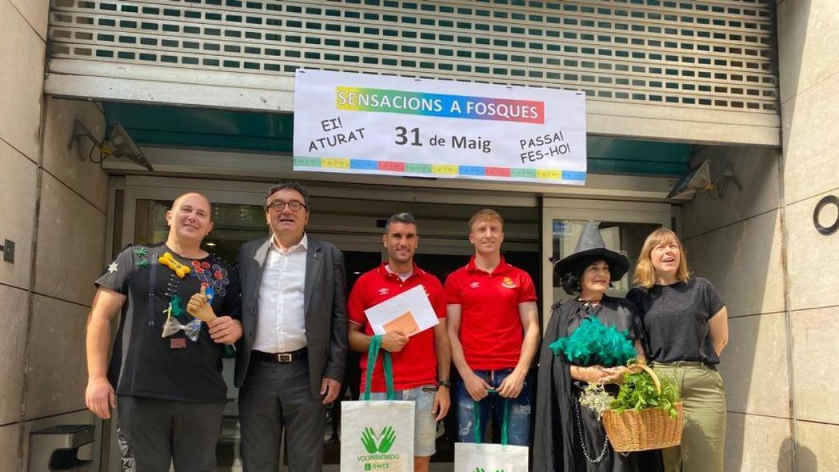 Dos jugadores del Nàstic se ponen en la piel de una persona ciega en el Túnel de los sentidos