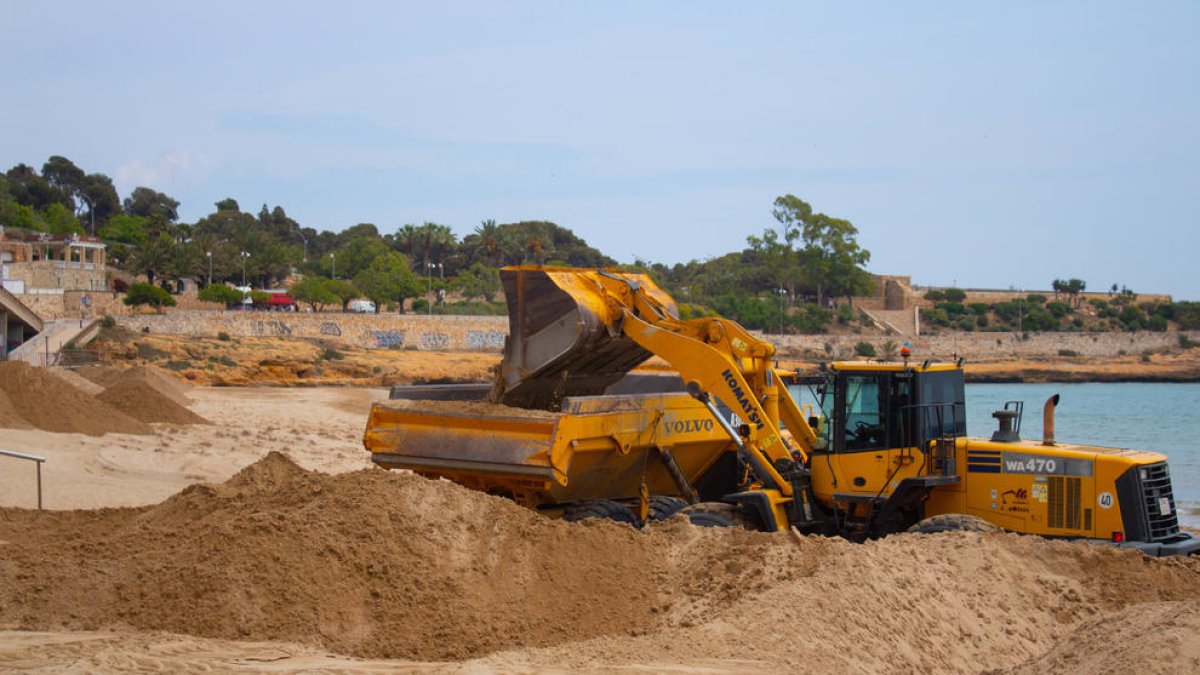 Costes de l'Estat aporta 4.000 m3 a la platja Llarga de Tarragona i 1.000 al Miracle
