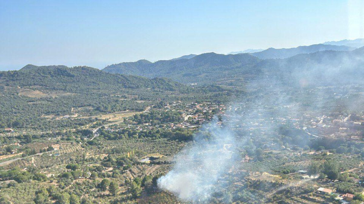 Diez dotaciones de los Bomberos trabajan en un incendio de vegetación en Alforja