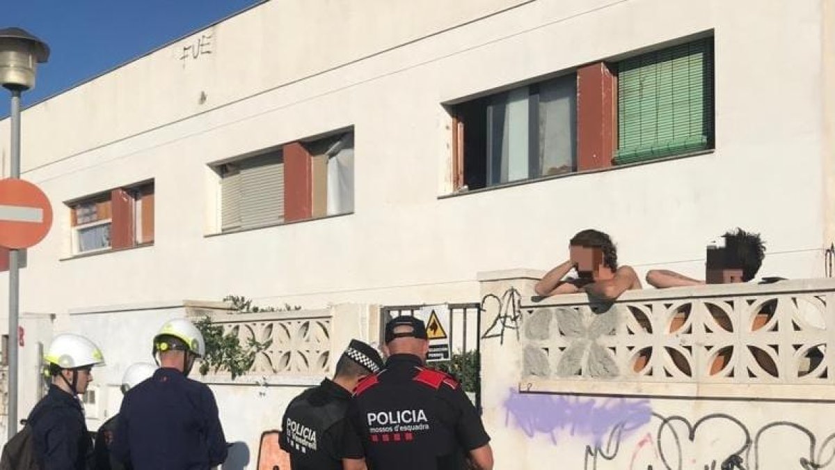 Un operativo policial inspecciona casas ocupadas en Coma-ruga e identifica a 25 personas con múltiples antecedentes