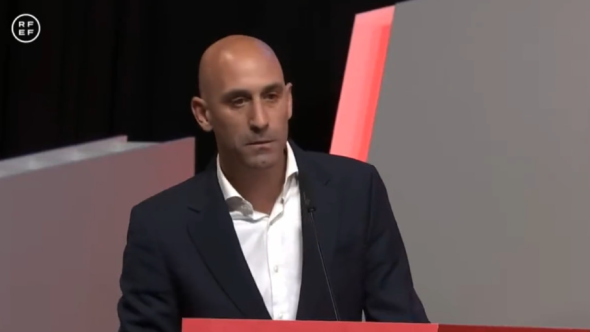 Rubiales no dimiteix i assegura que va ser un petó mutu i consentit