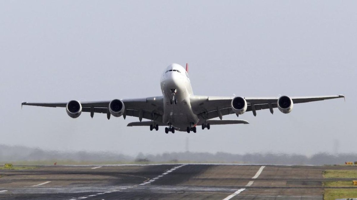 Detenido un pasajero por tocar el culo a una azafata en un vuelo entre Manchester e Ibiza