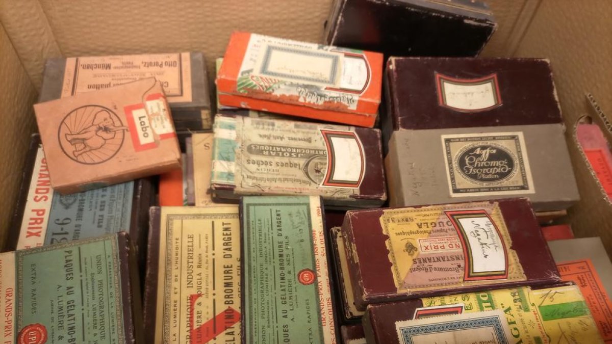 Donan 200 fotografías en placas de vidrio al Archivo de Torredembarra