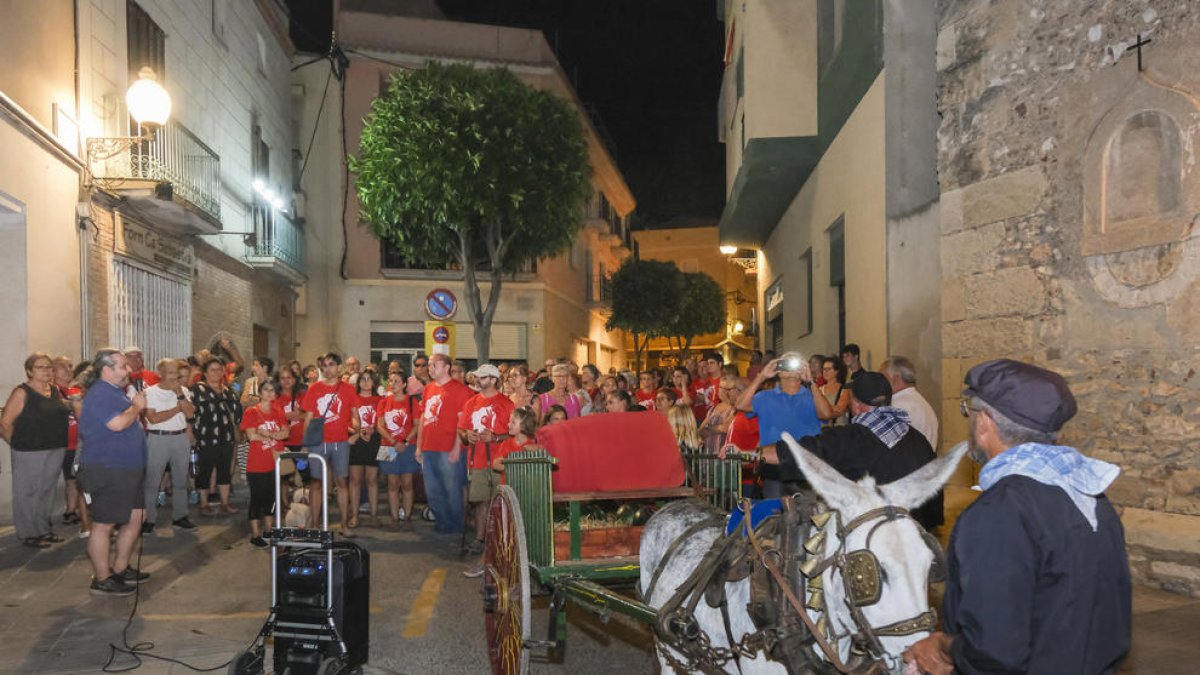 Cerca de un centenar de personas descubren los rincones (des)conocidos de la calle Major de Constantí