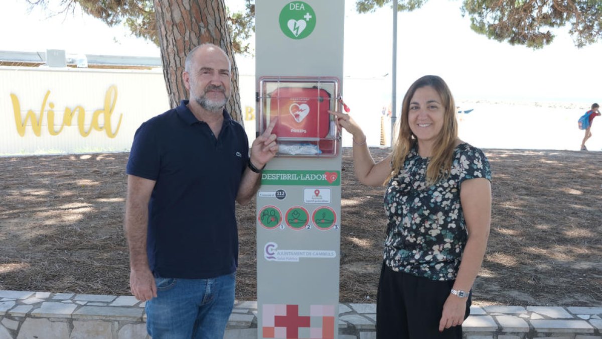 Cambrils instal·la sis nous desfibril·ladors al municipi