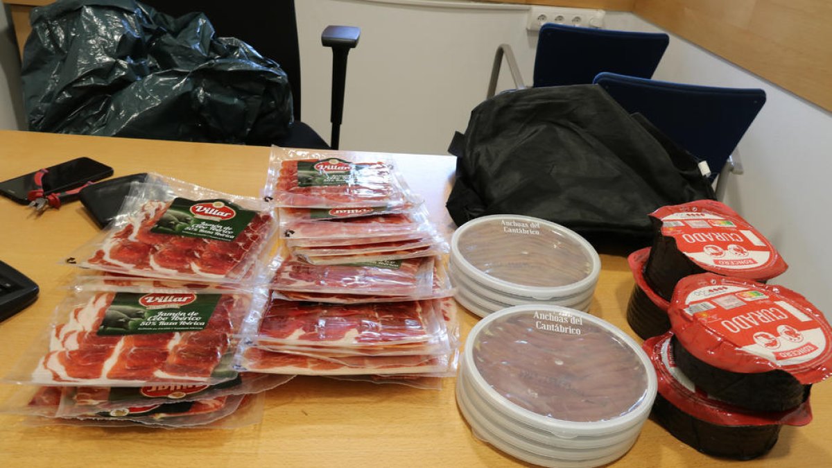 Girona: Roba en supermercats conduint sense carnet i acaba detingut per una ordre d'expulsió