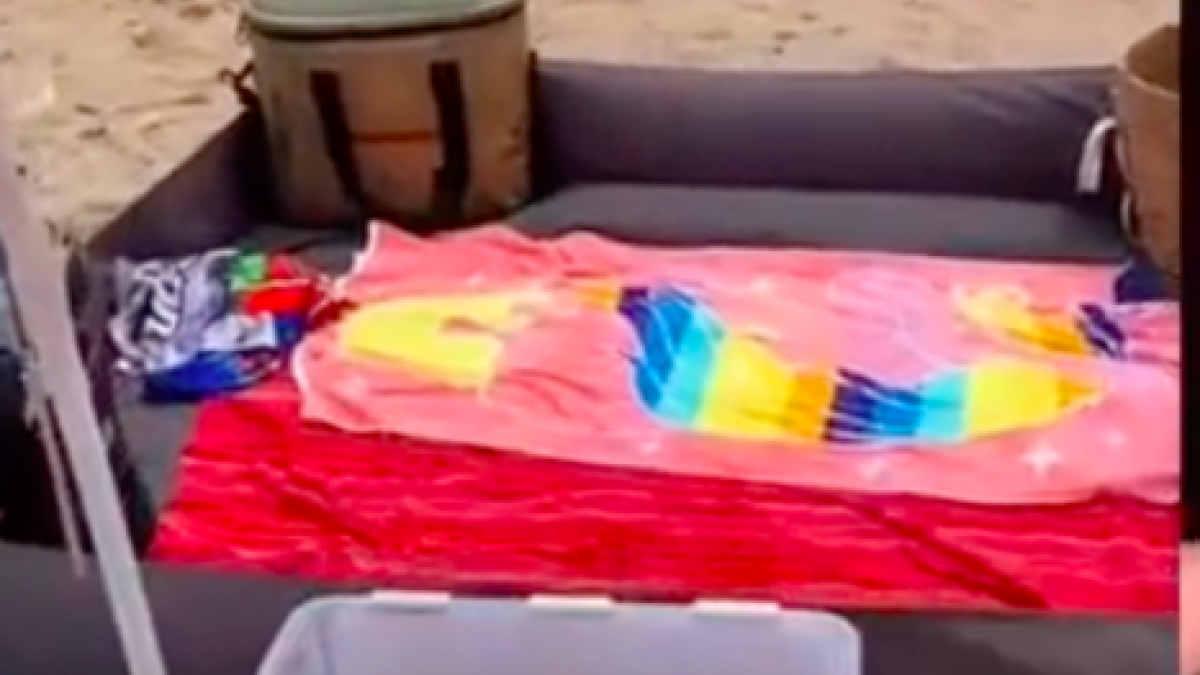 El truc del cubell i el llençol que triomfa a TikTok per disfrutar d'un dia de platja sense sorra