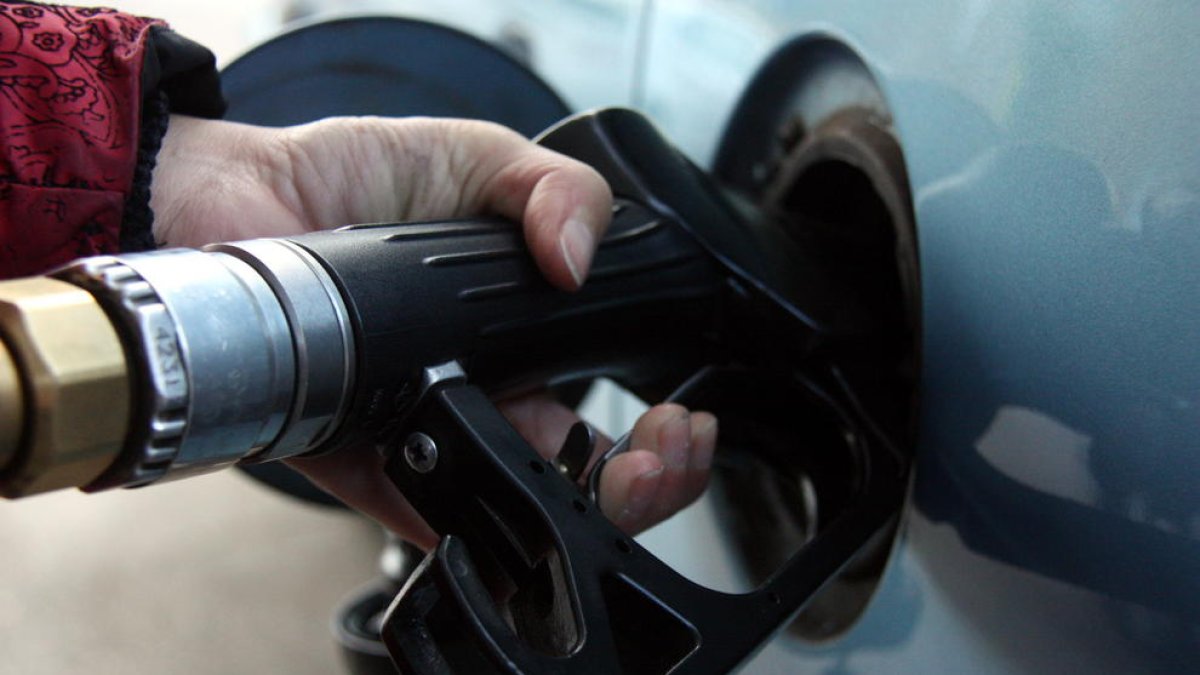 El precio de los carburantes vuelve a subir por novena semana consecutiva y la gasolina sube hasta los 1,73 euros el litro
