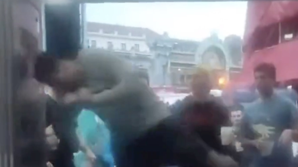 Darse cabezazos contra un muro, la nueva forma de celebrar las fiestas de Bilbao que se ha viralizado en redes