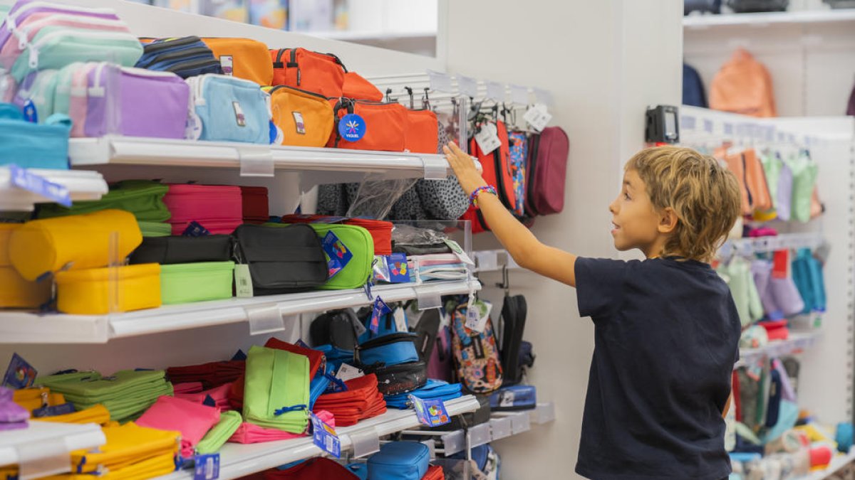 La ayuda de 100 euros de la Generalitat mitiga el encarecimiento del material escolar