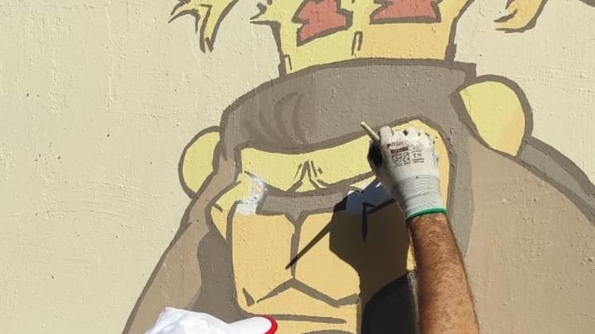 Edu Polo repara el Mural del Bestiari Festiu de Tarragona