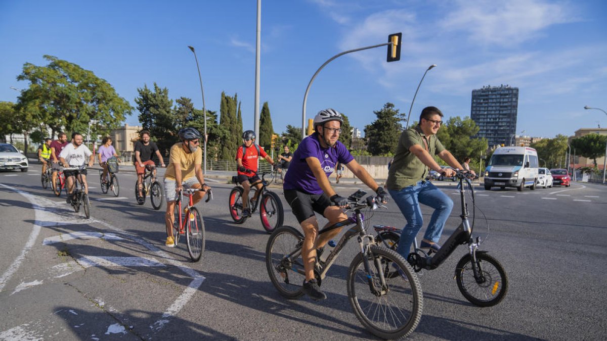 Una vintena de persones descobreixen la història de Ponent en bicicleta