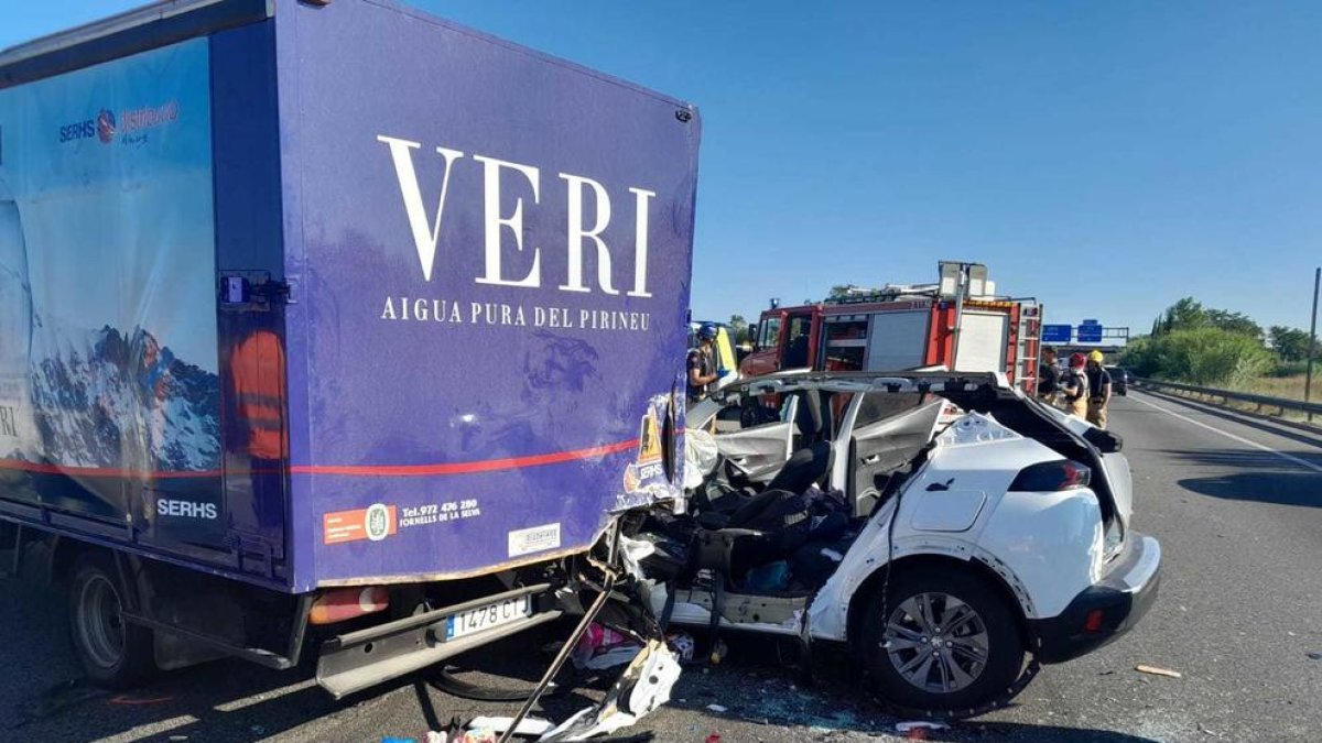 Mor la conductora d'un turisme en un xoc per encalç contra un camió a l'AP-7, a Vilablareix