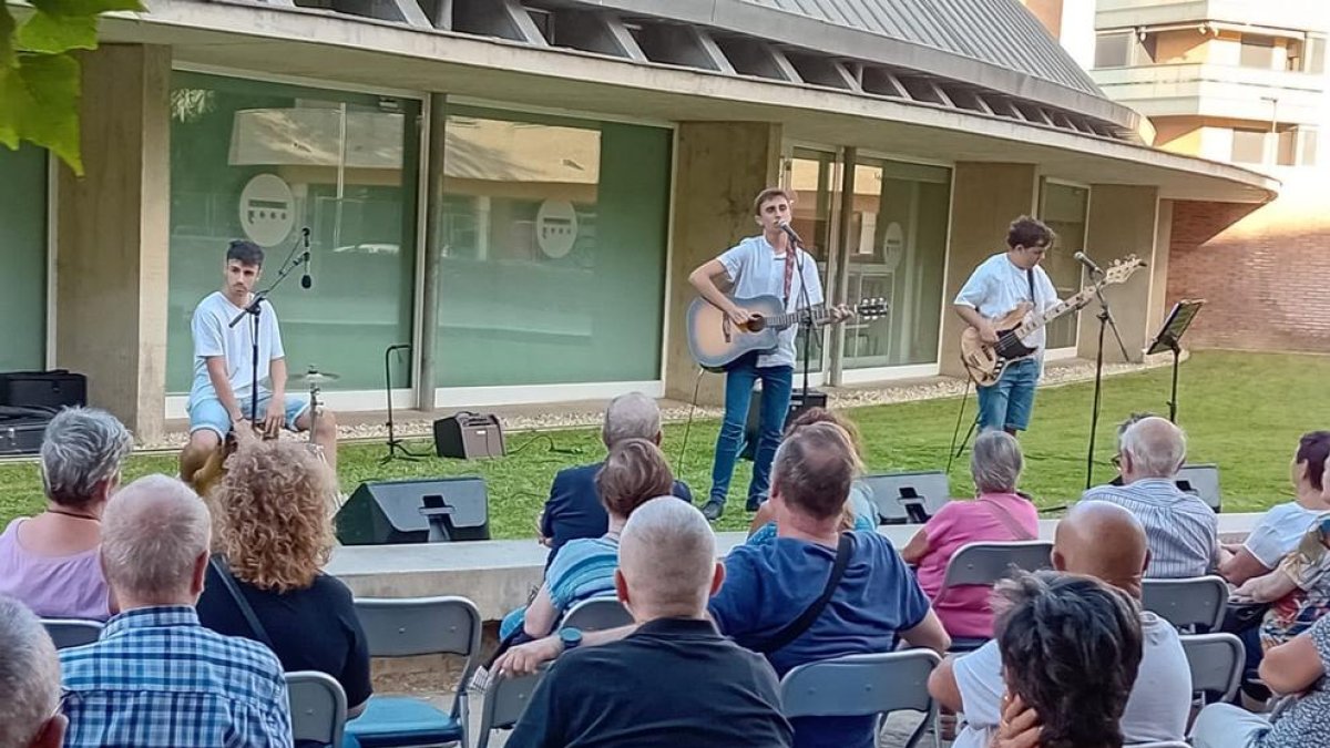 Canelita en Rama canta en la biblioteca de Reus