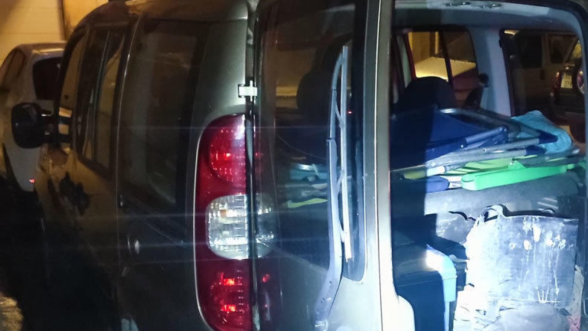 Detienen a dos hombres por un robo en interior de vehículo en Amposta