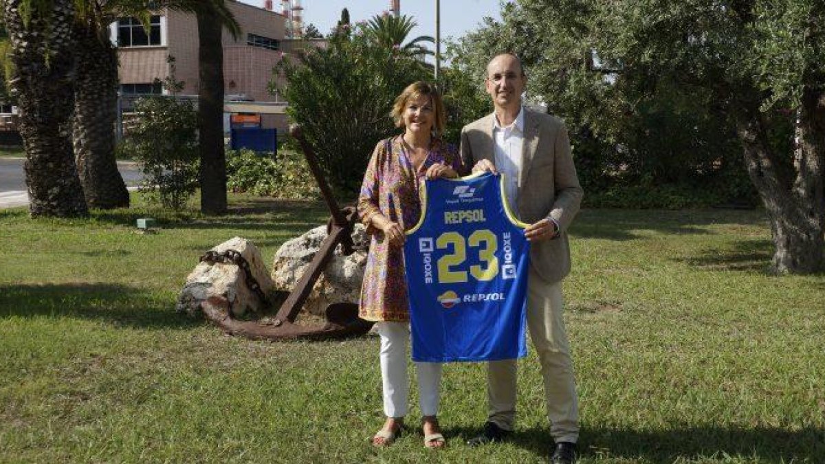 El CB Tarragona entrega la samarreta commemorativa de l'ascens a Repsol