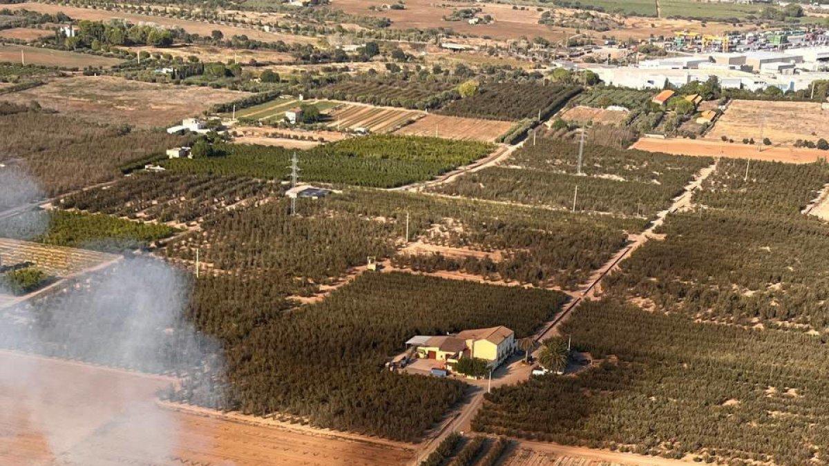 Seis dotaciones de los Bomberos trabajan en un incendio de vegetación en Reus