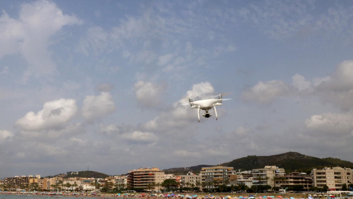 Calafell vigila amb dron l'eficàcia de les mesures de renaturalització de les seves platges