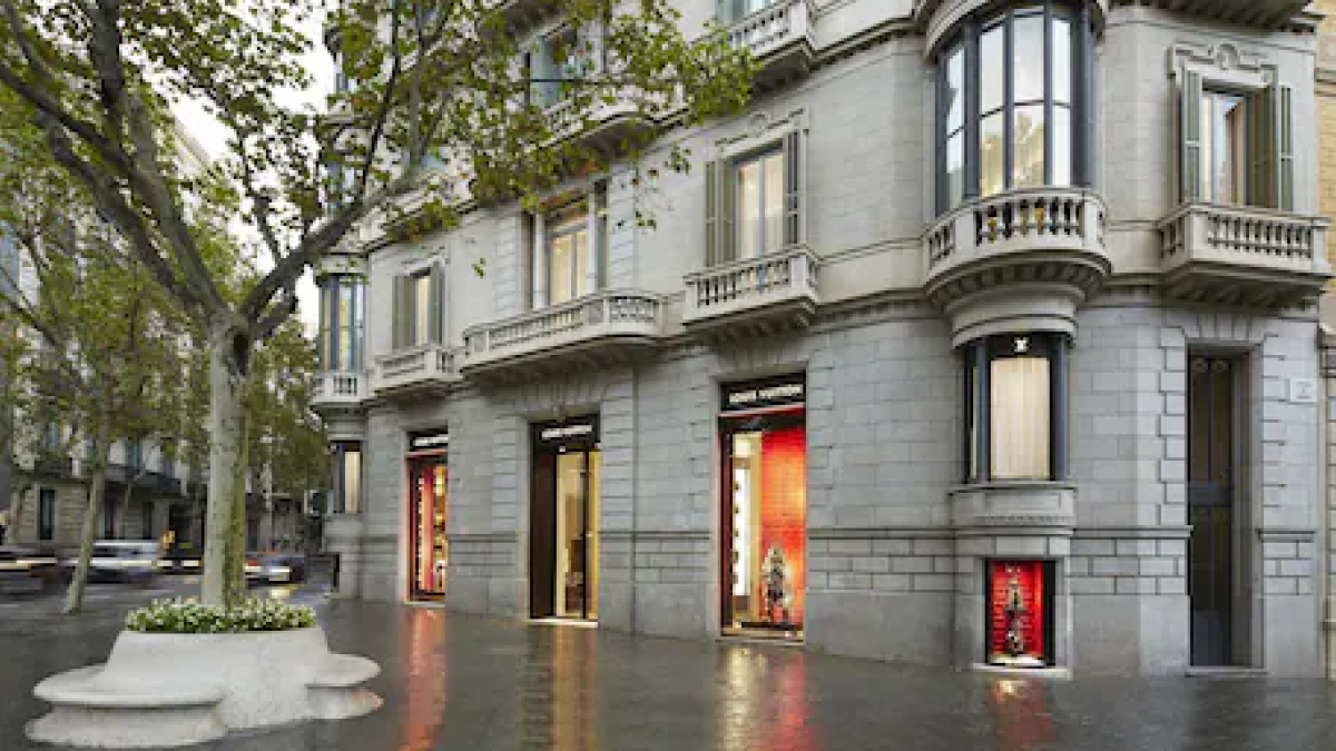 Encasten un cotxe contra l'aparador de la botiga Louis Vuitton del Passeig de Gràcia
