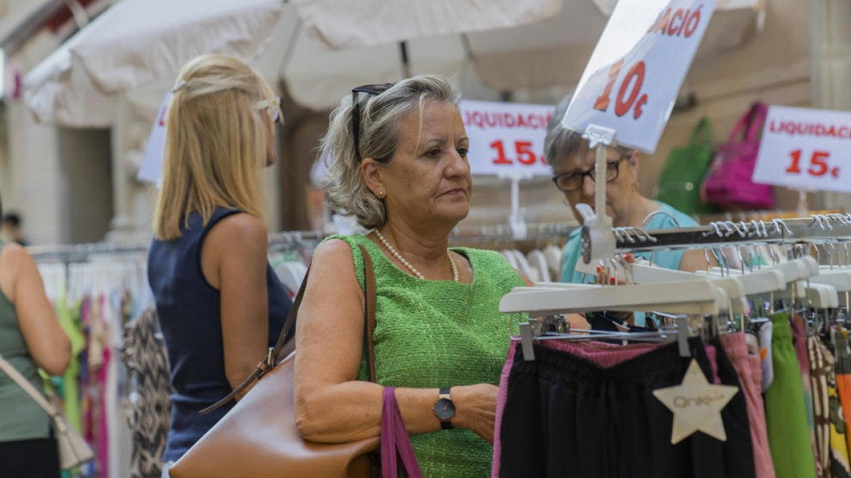 Les botigues surten al carrer per intentar redreçar un estiu «fluix» a Reus