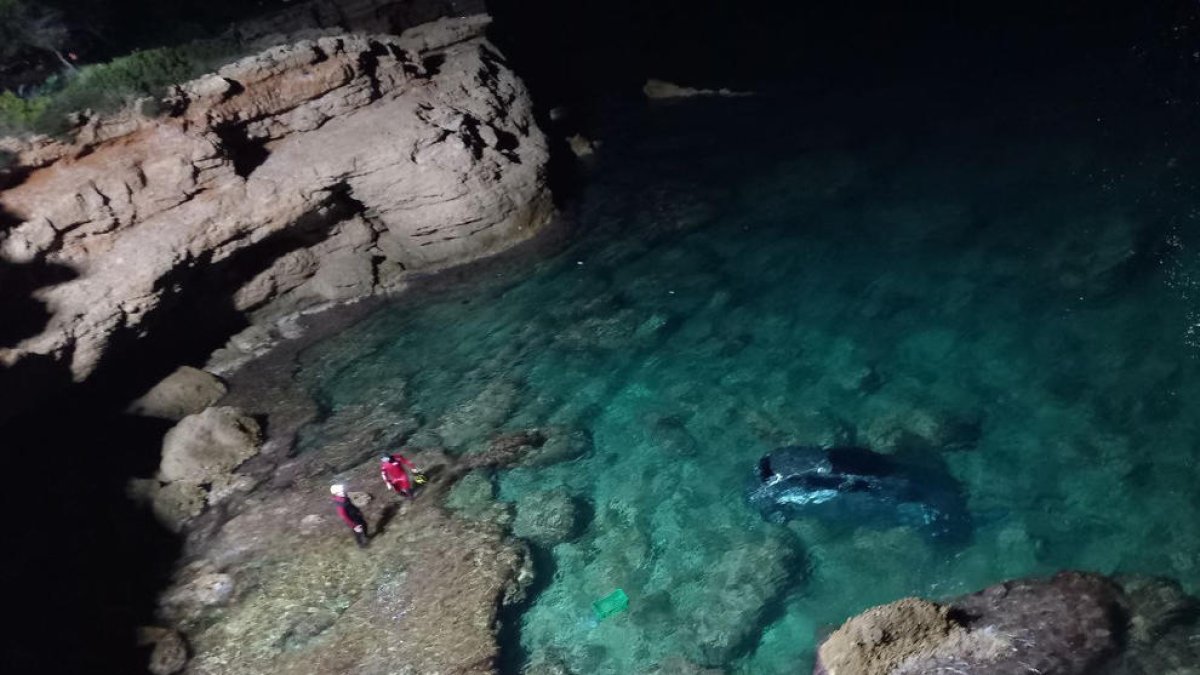Dos personas muertas y un herido grave al caer su coche por un acantilado en Calafat