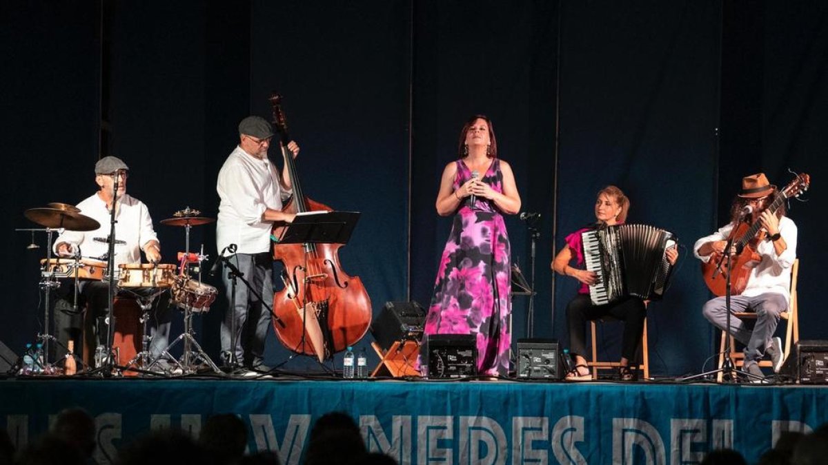 Unes 3.000 persones gaudeixen del festival d'havaneres del Port de Tarragona